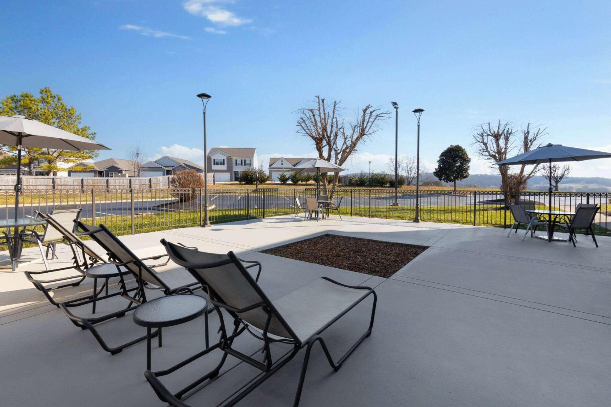 La Quinta By Wyndham Loudon Hotel Exterior photo